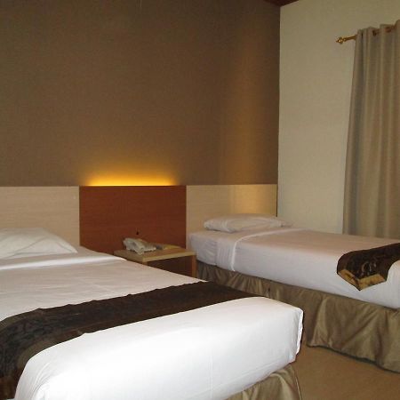 Hotel Delta Sinar Mayang Сидоарджо Номер фото